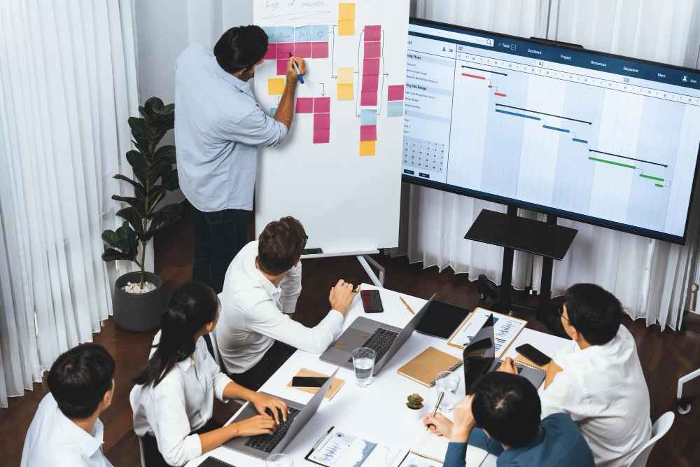 Meeting bersama tim.webp